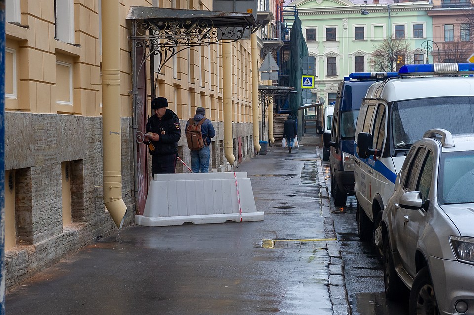 В квартире доцента на набережной реки Мойки оперативники нашли обезглавленное тело 24-летней девушки. Фото: Олег ЗОЛОТО