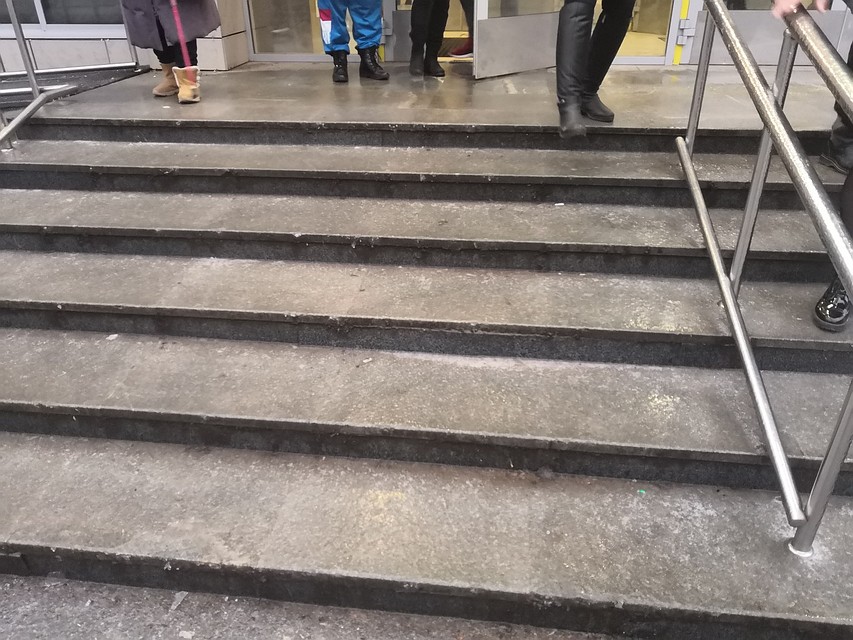 Фото из группы "Подслушано Пермь". Автор поста пишет, что на снимке - лестница в больнице