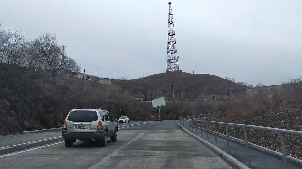 Часть дороги не стали асфальтировать, леера установят по середине дороги Фото: Милана СОКОЛ