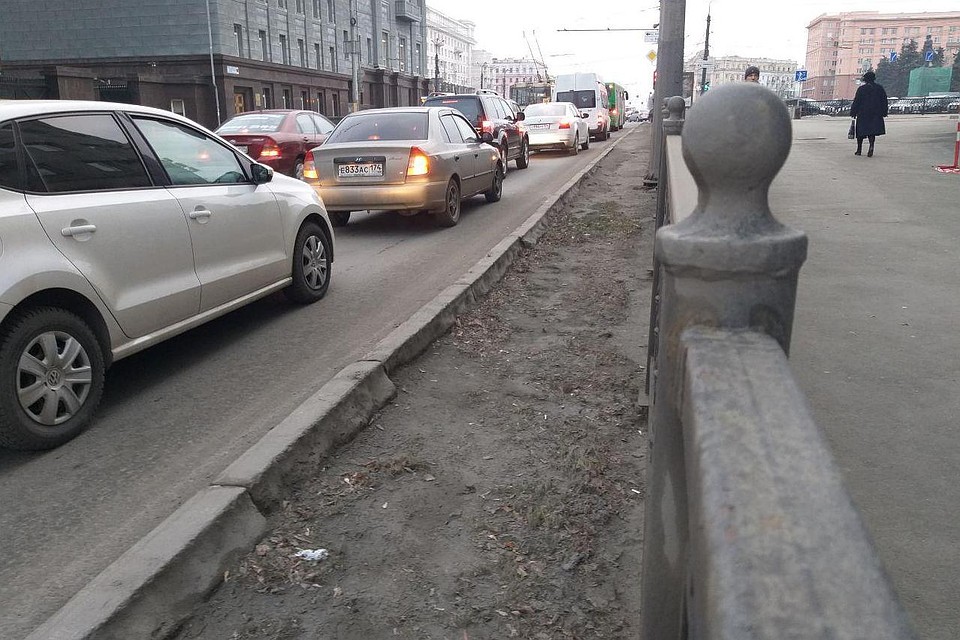 В центре города междорожное пространство необходимо убирать чистящей техникой. Фото: Инна КУМЕЙКО