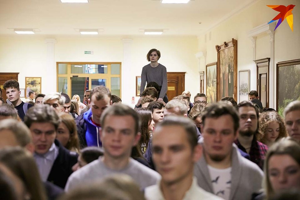 Говорят, что в холле собрались далеко не все студенты, которые хотели: не хватило места Фото: Павел МАРТИНЧИК
