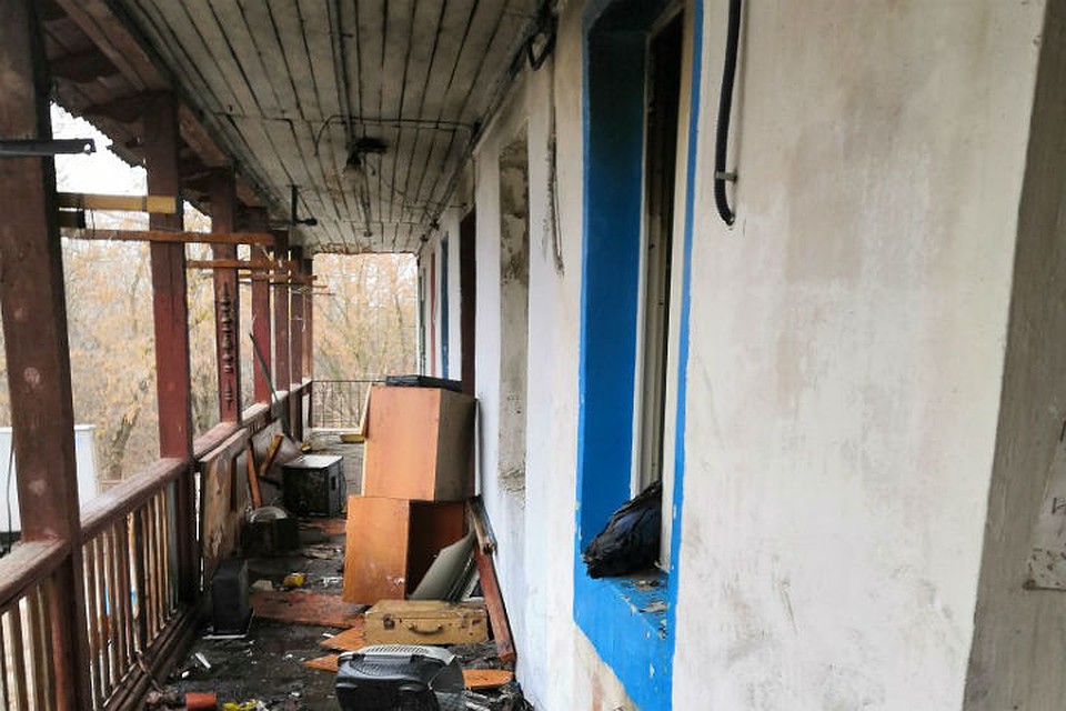 Во второй половине дома сейчас продолжают жить люди. Фото: СОЦСЕТИ