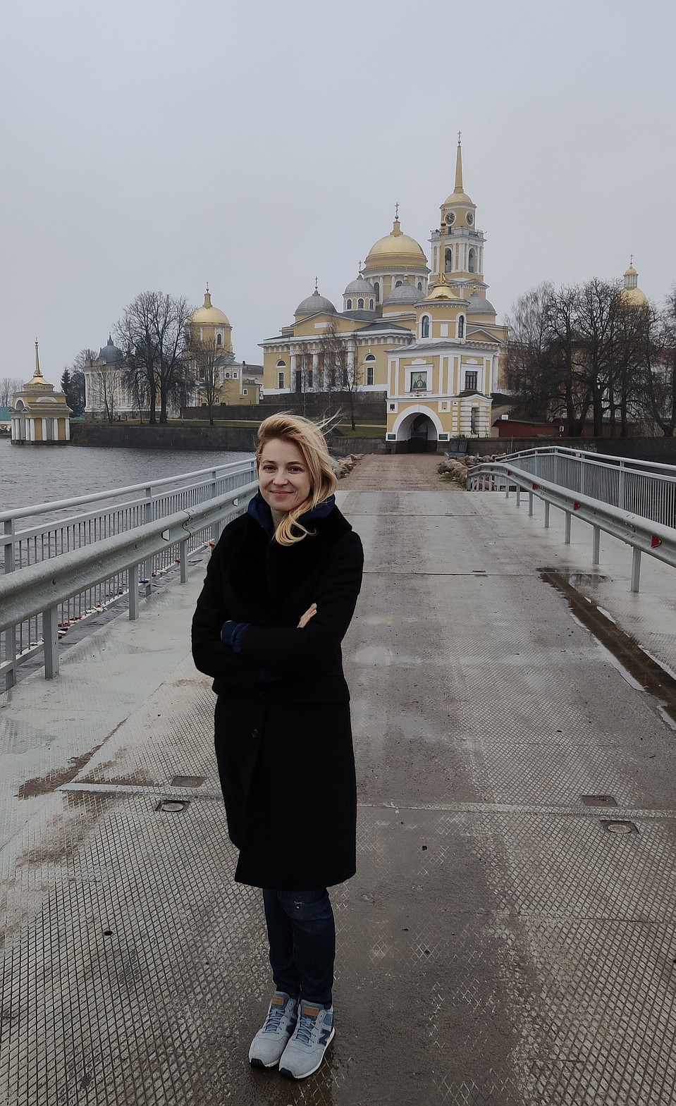 Наталья Поклонская фоне Селигера и старинной архитектуры монастыря. Фото: https://vk.com/poklonskaya_nv