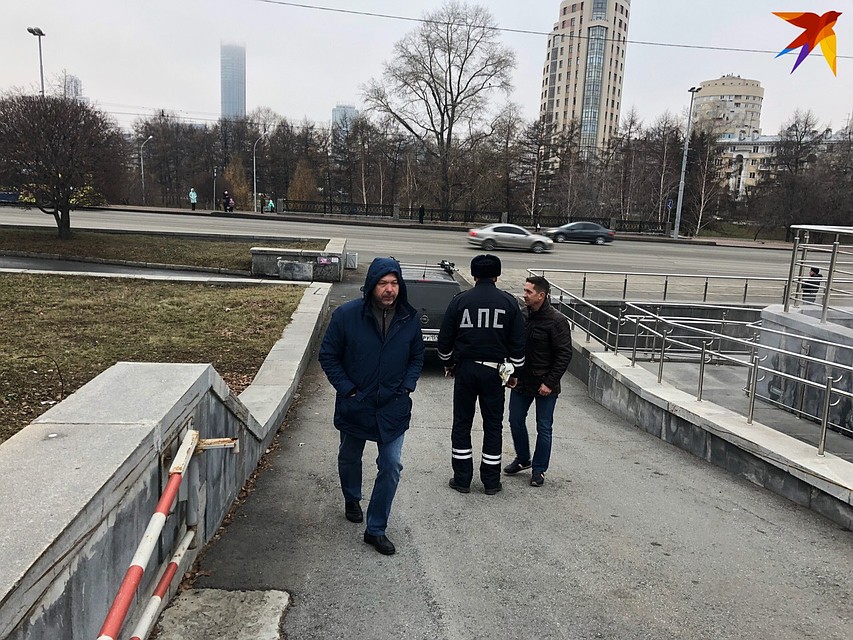 Машину погрузили на эвакуатор на улице Карла Либкнехта Фото: Олег ГАЛИМОВ