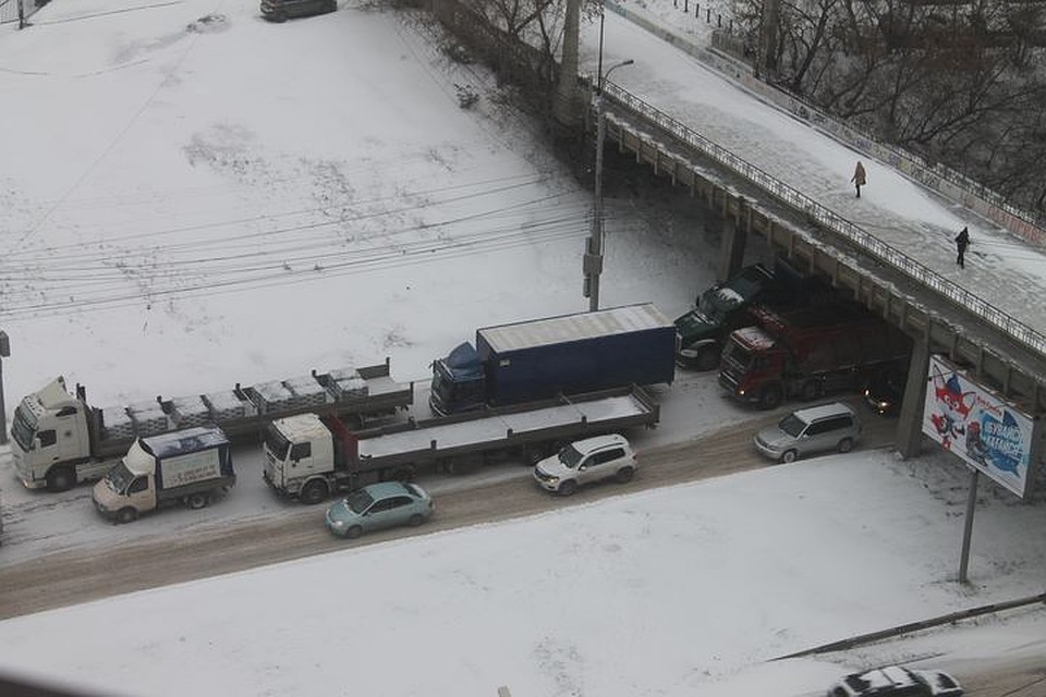 Две полосы заняли грузовики, движение - только по одной. Фото: Ульяна ДЖАНКОВА