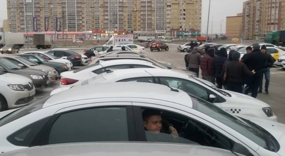 В Тюмени прошла забастовка водителей «Яндекс.Такси». Фото - CAR72.RU.