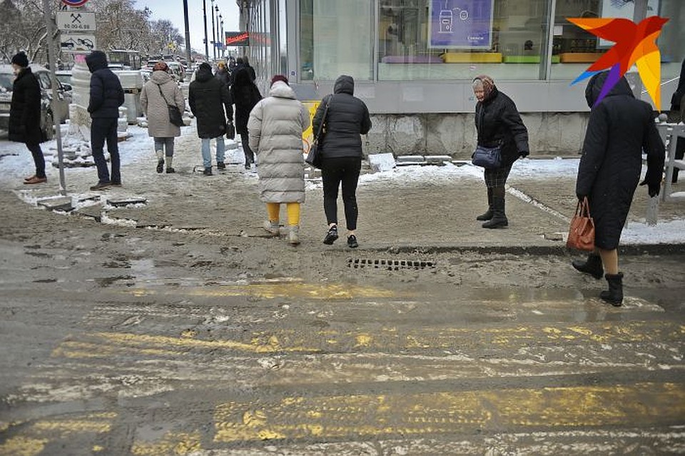 Во вторник еще было относительно сухо, а в среду после снегопада все дороги опять покрыло серой жижей. Фото: Алексей БУЛАТОВ