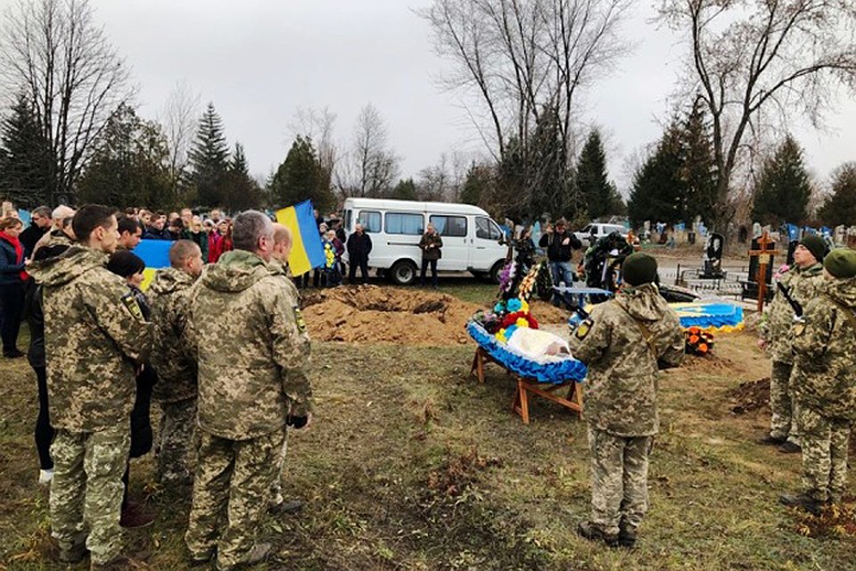 Земля тебе стекловатой - похорны атошника. Фото: http://vp.donetsk.ua
