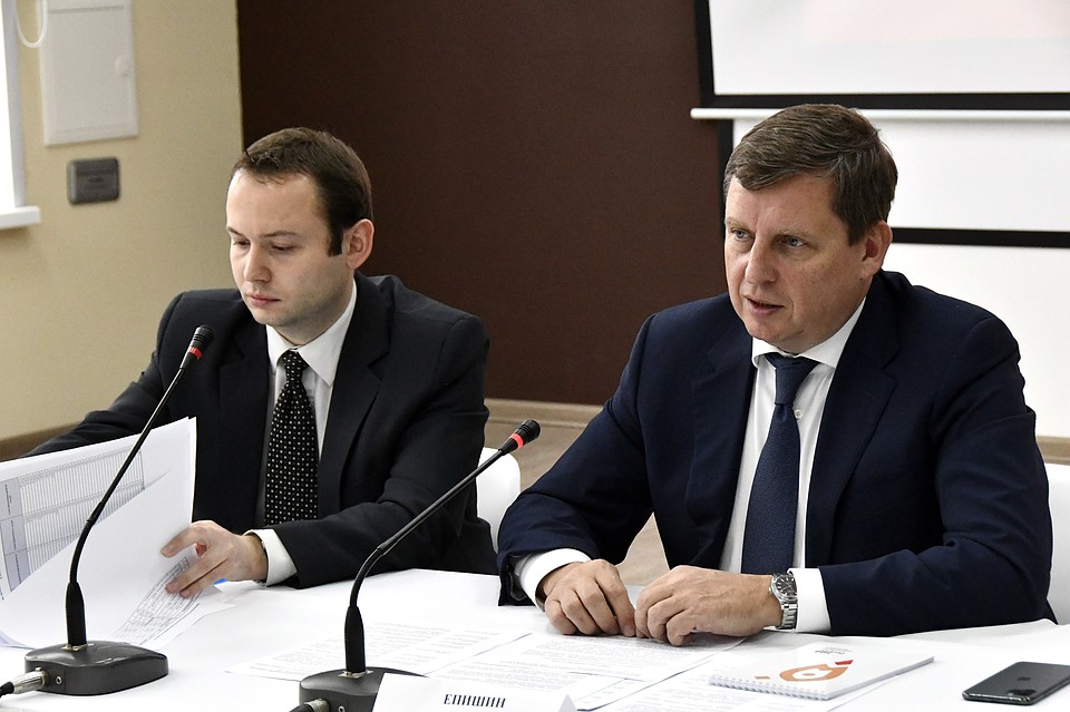 Модератором на совещании стал тверской сенатор Андрей Епишин. Фото: пресс-служба ЗС ТО
