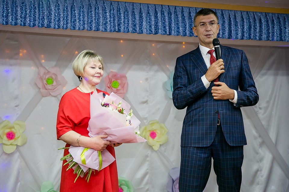 Генеральный директор ЛУКОЙЛ-Коми Александр Голованев подарил школе от лица нефтяников мобильный интерактивный компьютерный класс.