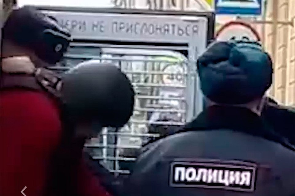 Соколова выводят из автозака в каске. Фото: стоп-кадр с видео 78 канала.