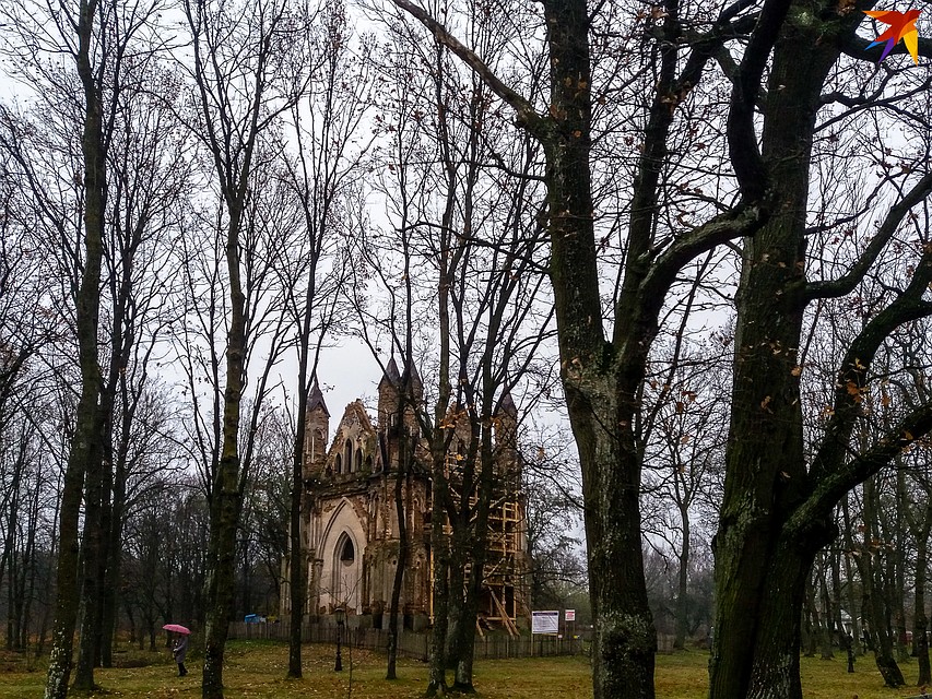 Возле усыпальницы частично сохранился парк. Фото: Оксана БРОВАЧ