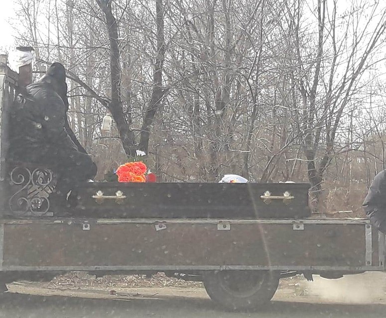 В траурном картеже ехали два автобуса и около 20 машин. Фото: Татьяна РЯБОВА