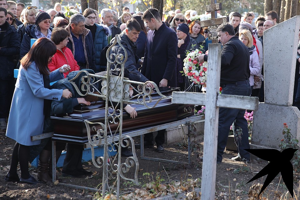 Гроб окружила семья. Фото: Тимур СЕМЕНОВ.