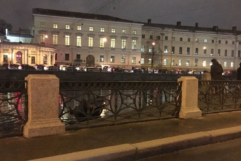 Автомобиль утонул, но все люди успели самостоятельно выбраться Фото: СОЦСЕТИ