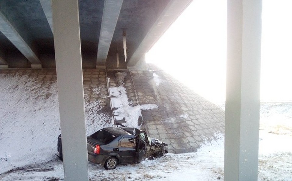 Автомобиль влетел в опору моста. Фото; сообщество "ДТП Челябинск".
