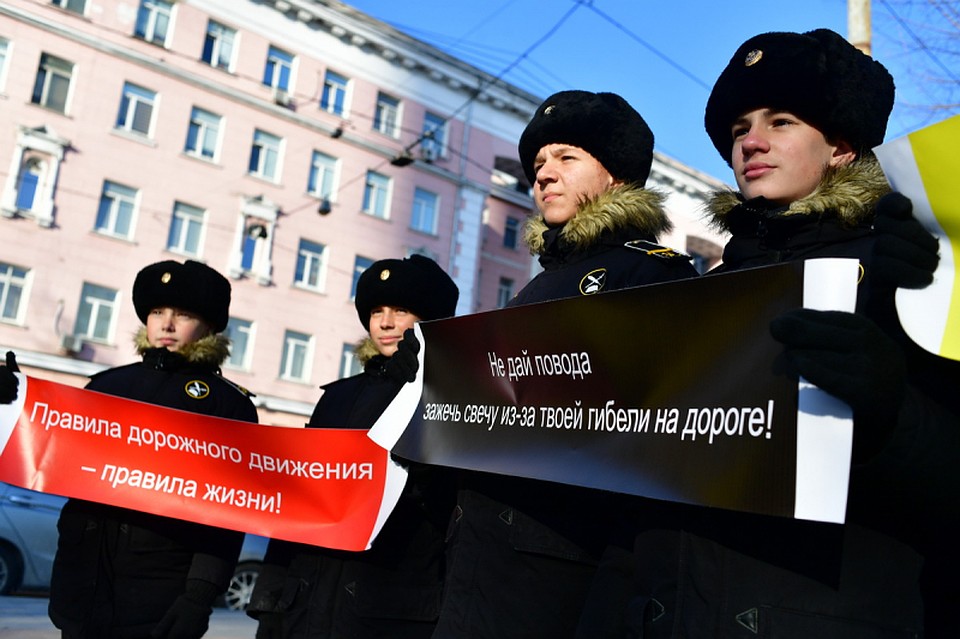В шествии приняли участие воспитанники Нахимовского училища, учащиеся старших классов Технического лицея. Фото: пресс – служба ОГИБДД УМВД России по Владивостоку