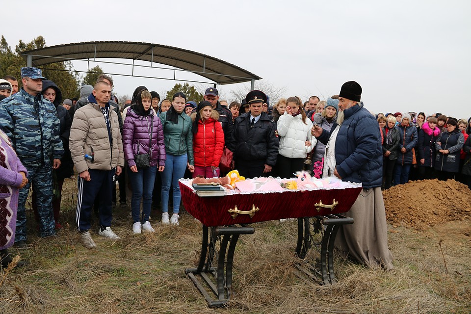 На похоронах присутствовали сотрудники полиции. Фото: Галина КОВАЛЕНКО
