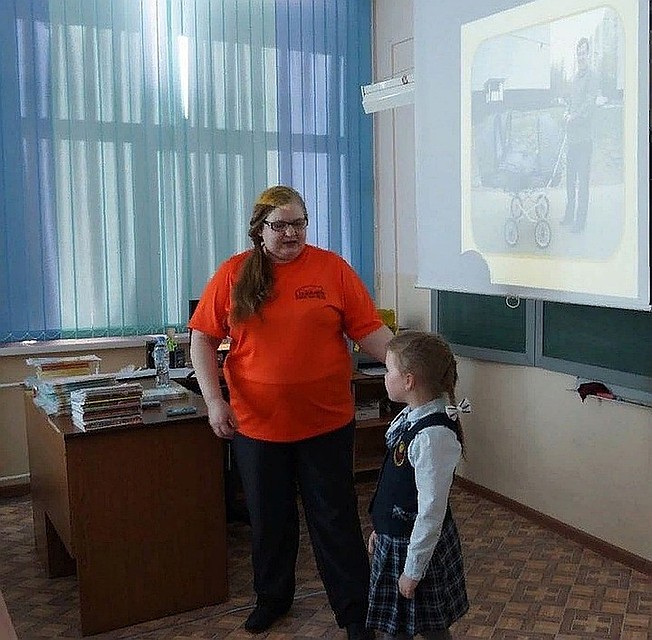Людмила проводит для детей уроки безопасности «Школа Лиза Алерт».