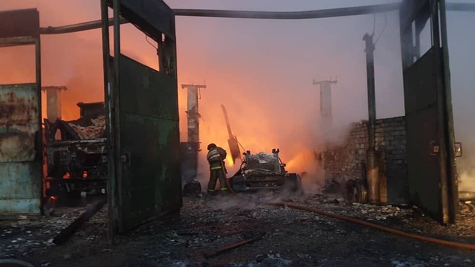Брандмейстеры боролись с огнем больше трех часов. Фото: 37 пожарная часть по охране Дальнегорска