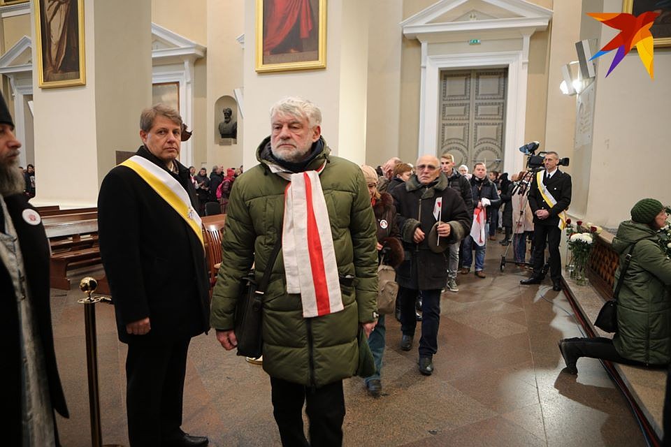 Чтобы почтить память повстанцев, в Вильнюсе выстроилась очередь в кафедральный собор-базилику Фото: Дмитрий ЛАСЬКО