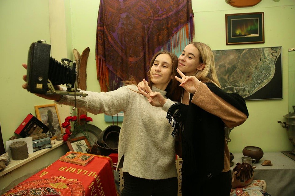 Ученики одиннадцатого класса усинской школы №4 во время экскурсии не забывали сделать селфи,