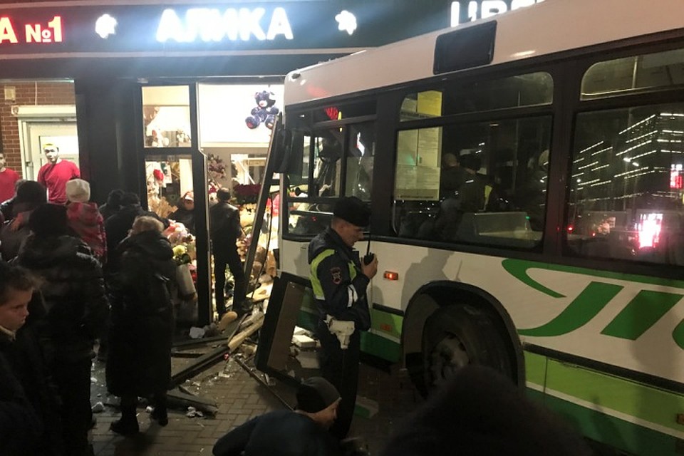 На полном ходу автобус въехал в цветочный павильон. Фото: Александр КАТЕРУША