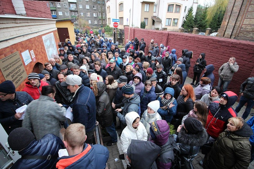 Четверг. Очередь в наркодиспансер на улице Барнаульской. Фото: Иван МАРКОВ