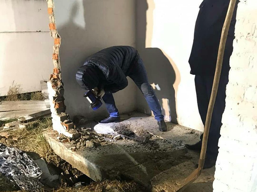 Спасателя пришлось выкапывать яму, чтобы через нее достать девочку.