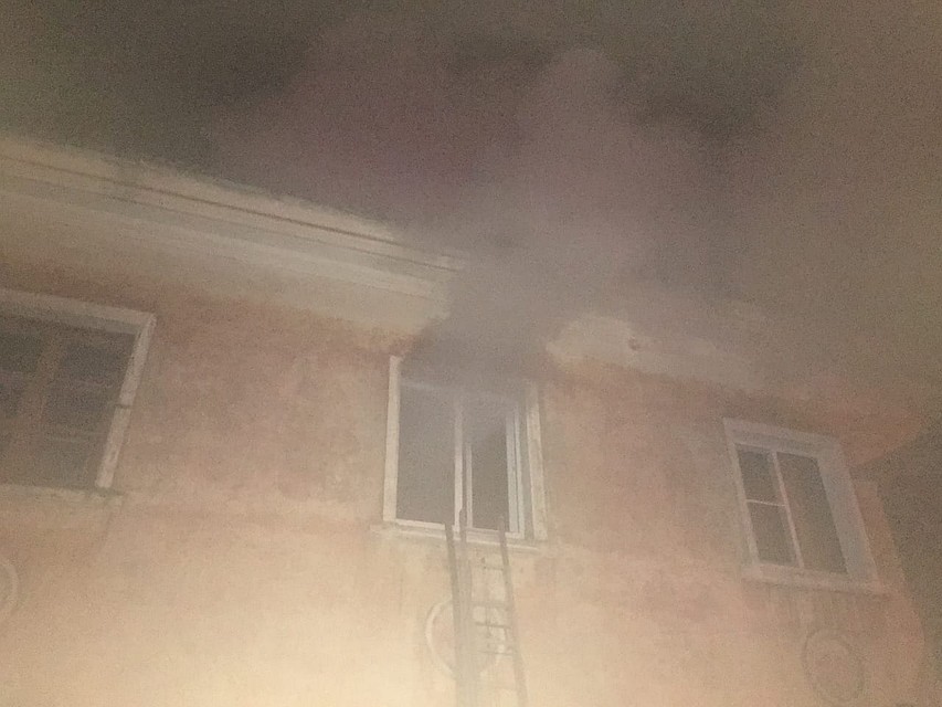 Жить в сгоревшем доме невозможно