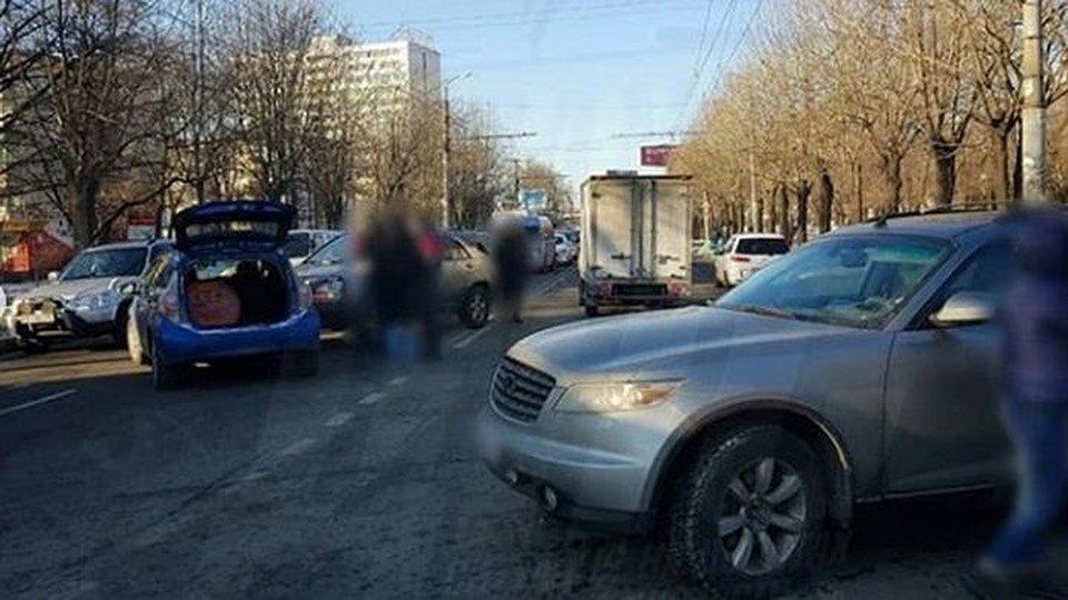 Машины заняли внушительную часть проезда. Фото: AK_VDK, Dps_vl