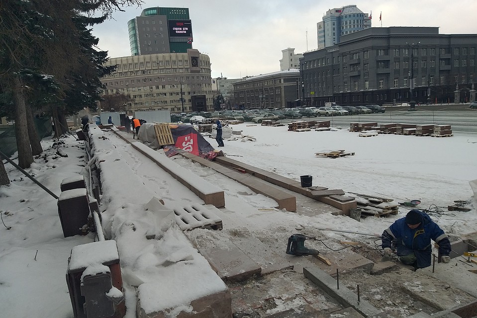 Ремонт трибун начался одновременно с двух сторон. Фото: Инна КУМЕЙКО