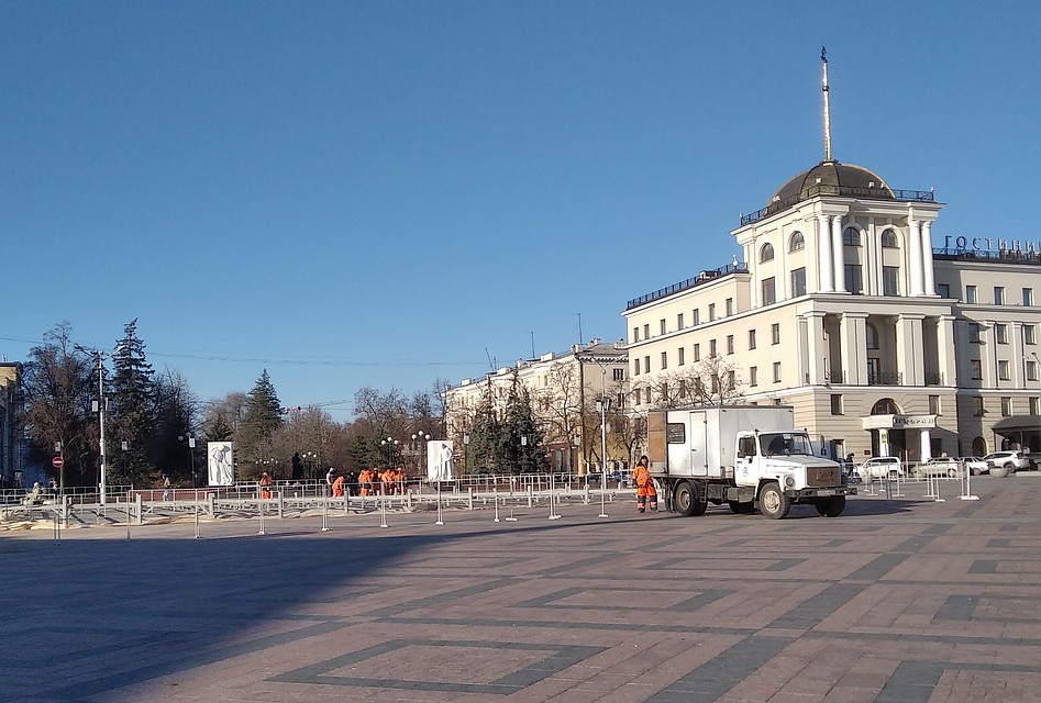 На этом месте монтируют ледовый каток. Фото: Ирина ТАРАСОВА