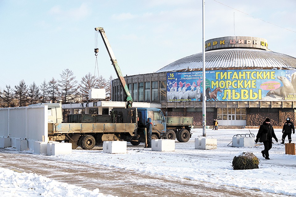Вокруг здания цирка строят ограждение Фото: Мария ЛЕНЦ