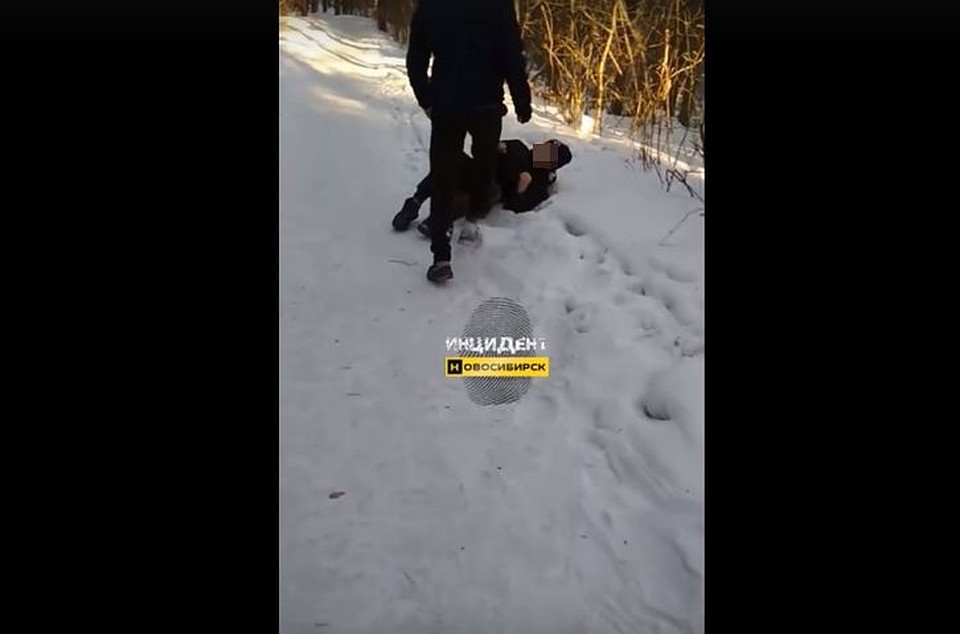 Они избивают детей и вымогают у них деньги. Фото: Кадр из видео