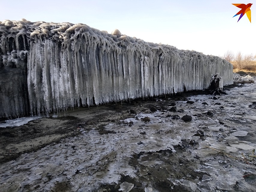 Причиной появления ледяной стены стали морозы и сильный ветер. Фото Павла Лысова