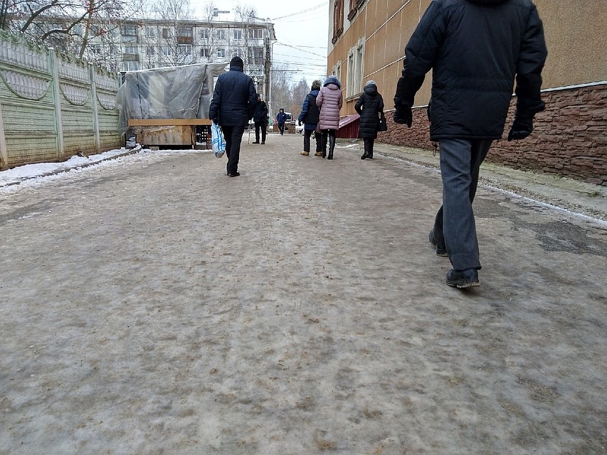На трамвайном кольце даже обойти скользкий участок негде. Фото: Николай Бусоргин