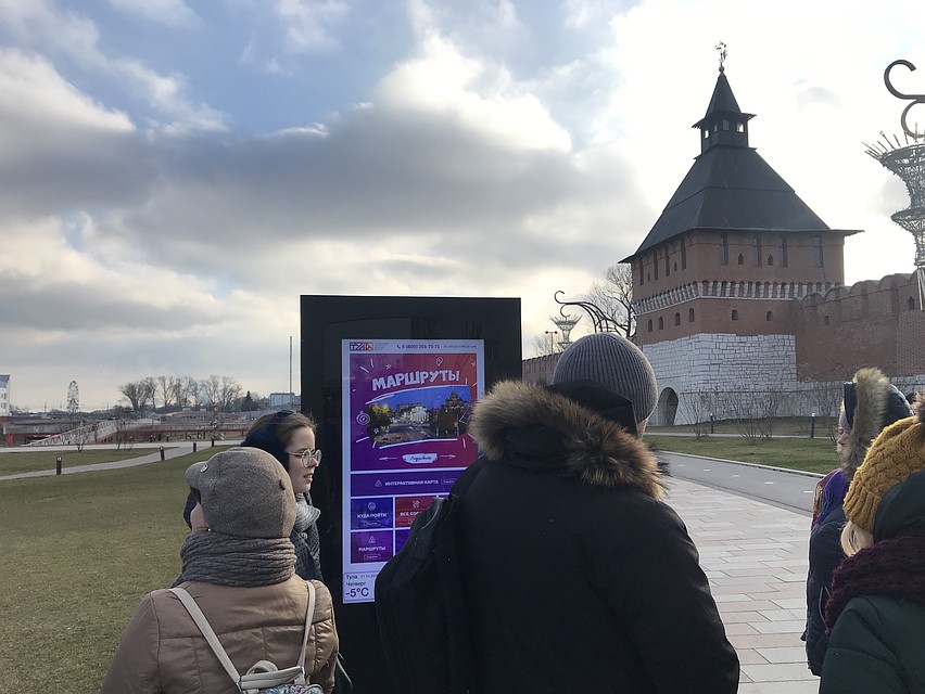 На станции метро «Тульская» Московского метрополитена и на Казанской набережной Тулы установлена онлайн-дверь, которая в режиме реального времени объединила пассажиров метро с посетителями исторического центра Тулы. Фото: Константин МОГИЛИН