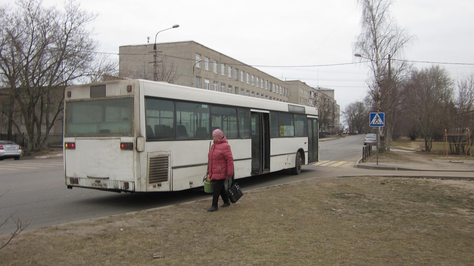 На улице Диктора Левитана автобус высаживает пассажиров прямо перед пешеходным переходом у школы Фото: Елена Масленникова
