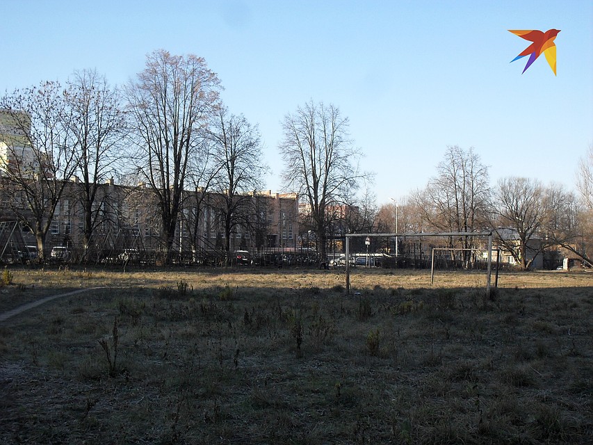 Футбольное поле заросло, хотя прежде его всегда содержали в порядке. Фото: Екатерина СМБАТЯН