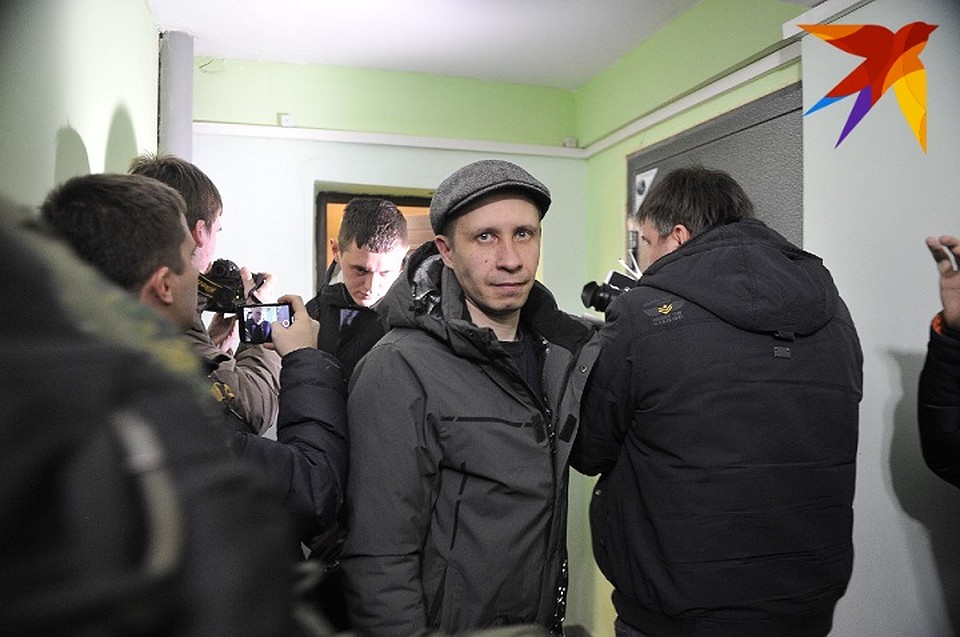 Криминалисты вынесли из квартиры несколько черных пакетов. Возможно, в них были улики или орудия убийства Фото: Алексей БУЛАТОВ