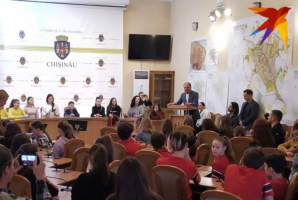 В зале заседаний мунсовета правят дети Фото: Наталья СИНЯВСКАЯ