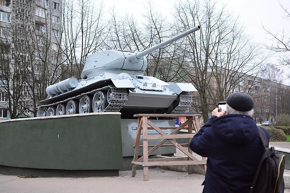 "Зимняя маскировка" Т-34 на улице Соммера. Фото: Александр КАТЕРУША