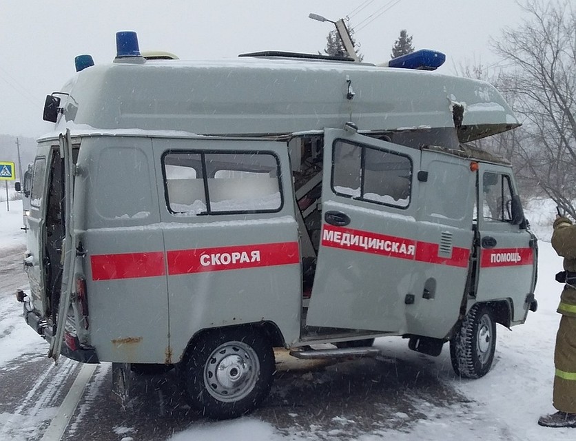 Скорая была вся искорежена. Фото: ЧП - Канск.