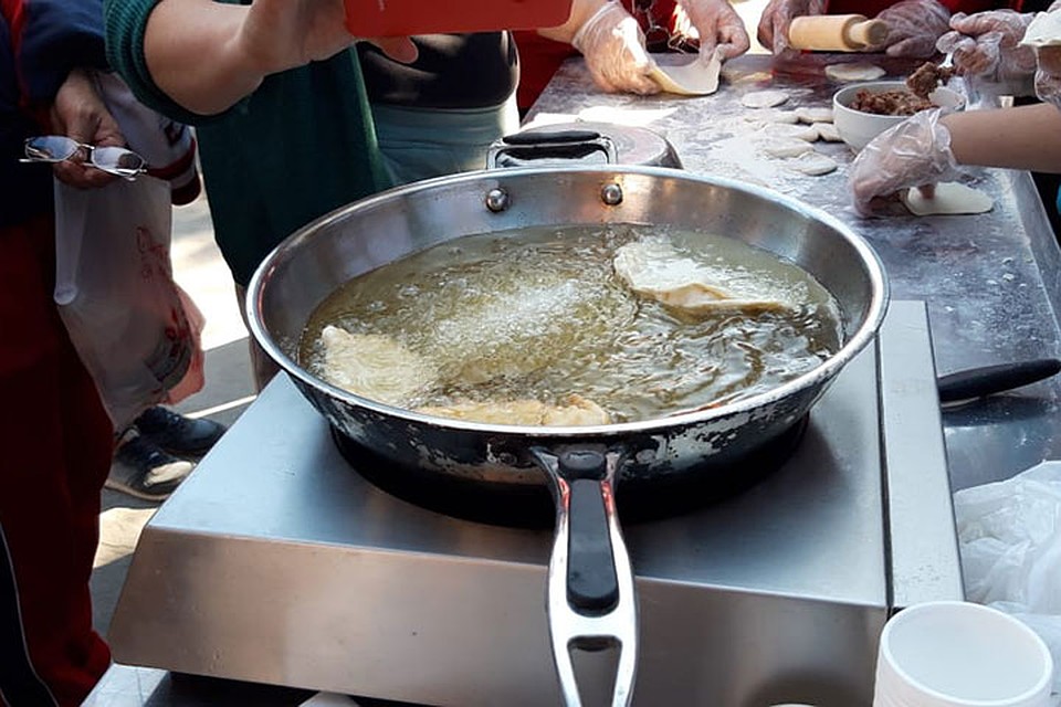 Хушууры готовят в глубокой сковороде на растительном масле. Фото: Ольга ГУМЕНЮК