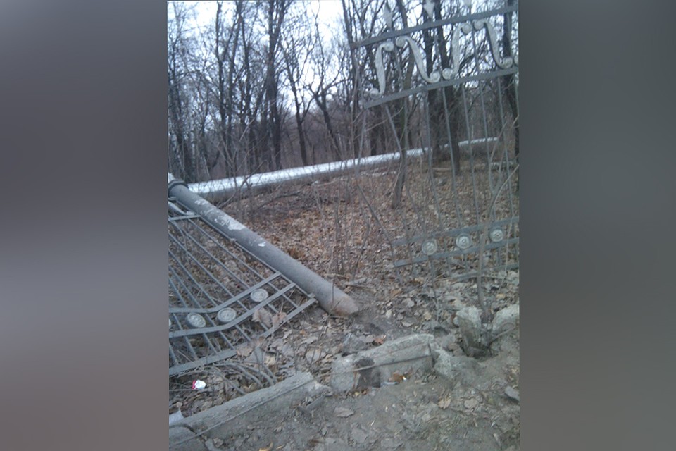 Жители ждут, когда забор будет восстановлен. Фото: https://vk.com/novgorod_52