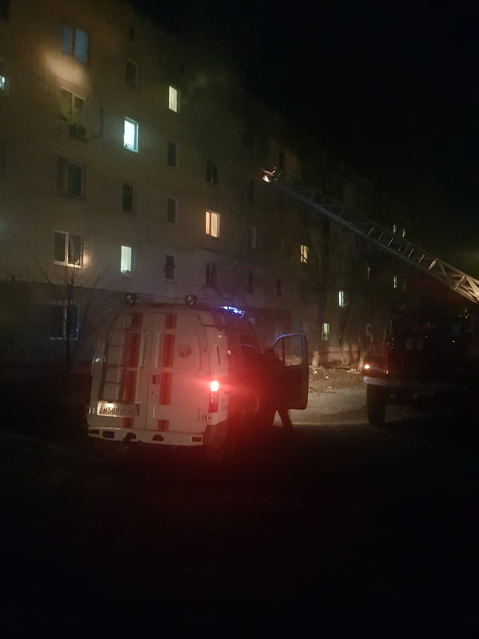 Оказалось, горят вещи в квартире на четвертом этаже пятиэтажного многоквартирного жилого дома. Фото: пресс-служба ГУ МЧС России по Брянской области