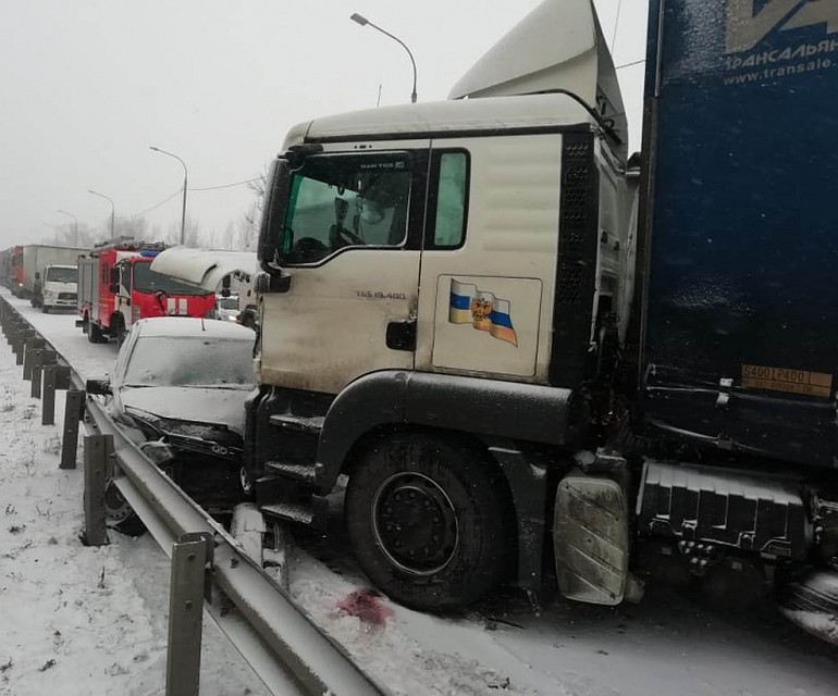 "КамАЗ" прижал "Ладу-Калину" к ограждению дороги. Фото: с сайта ГУ МВД России по Воронежской области.
