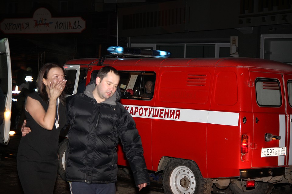 Девушку выводят из клуба Фото: Алексей ЖУРАВЛЕВ