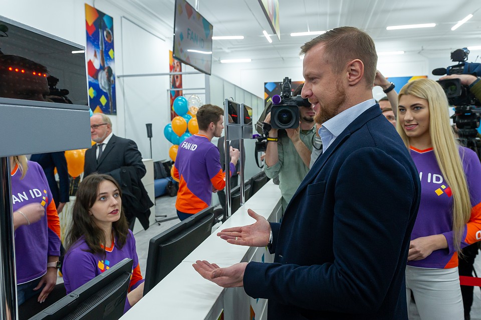 До старта футбольного чемпионата Европы остается чуть больше полугода, а значит самое время запасаться билетами на игры. На фото экс-вратарь «Зенита» Вячеслав Малафеев. Фото: Олег ЗОЛОТО